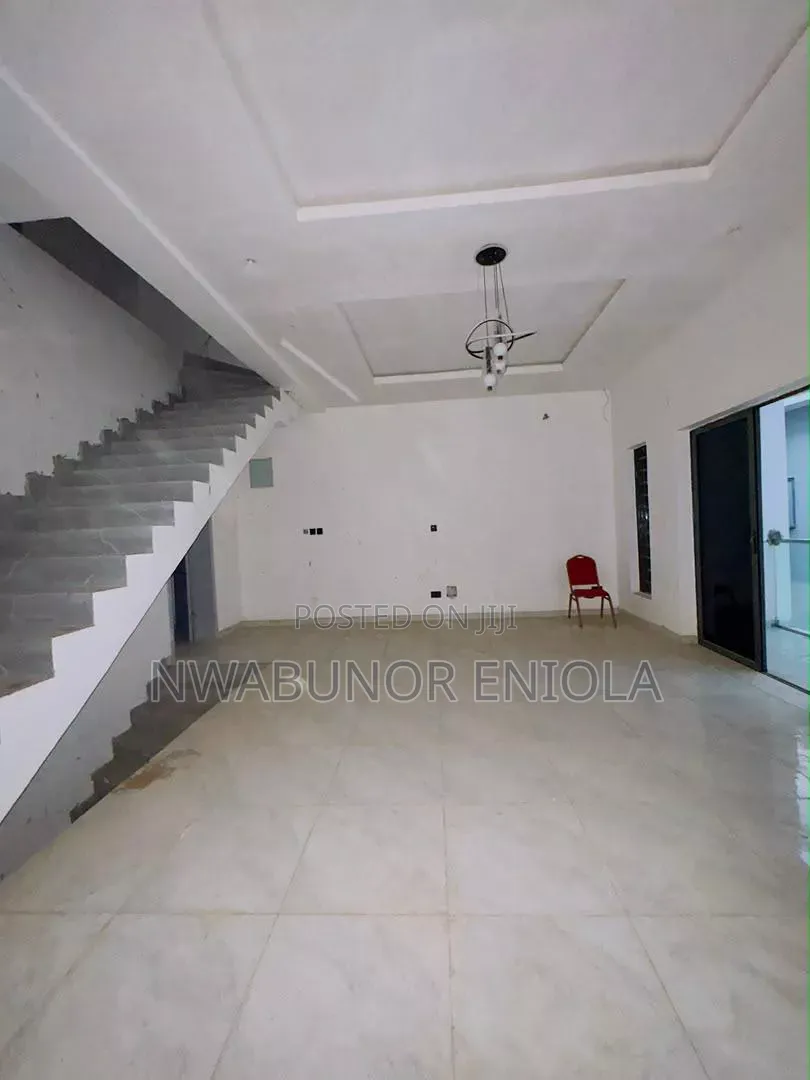 4bdrm Apartment in Ogudu GRA for sale