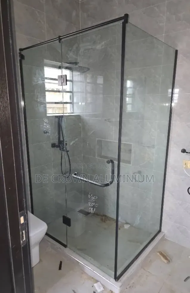 L-Shape 10mm Tempered Glass Shower Cubicle | Black Accessories