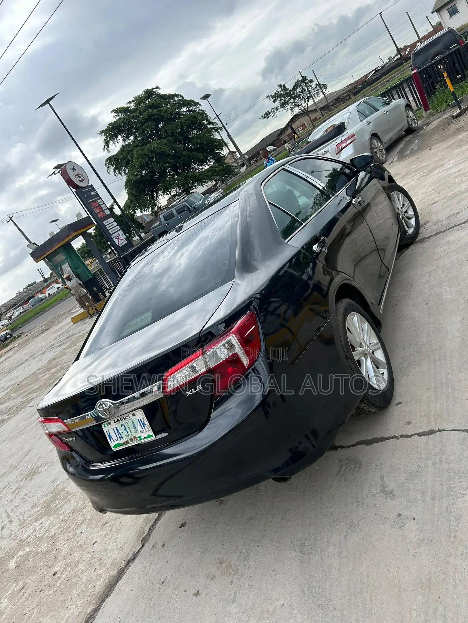 Toyota Camry XLE 4dr Sedan (2.5L 4cyl 6A) 2013 Black