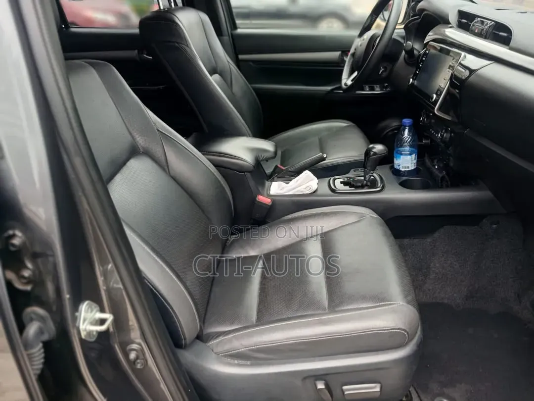 Toyota Hilux 2023 Gray