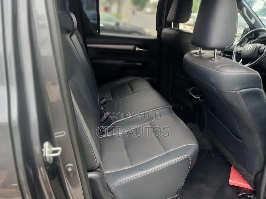 Toyota Hilux 2023 Gray
