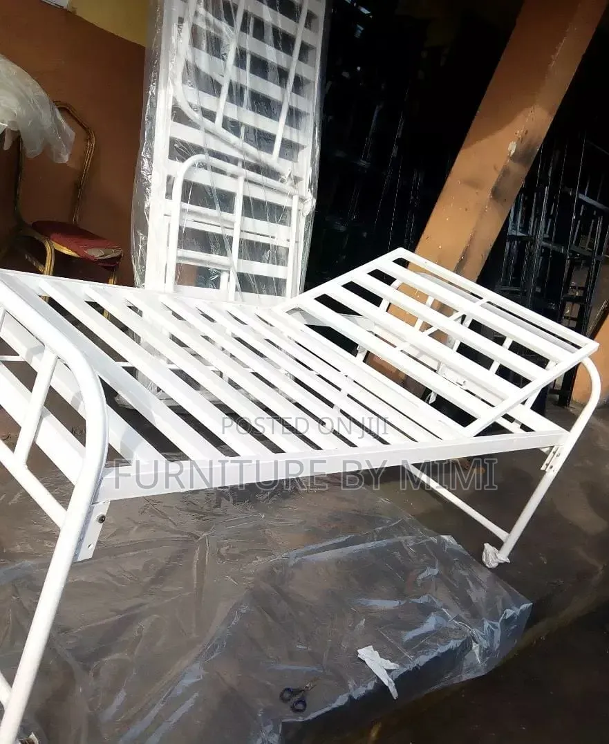 High-Quality Manual Hospital Bed With Adjustable Headrest