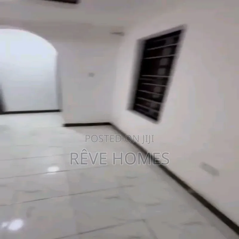 2bdrm Block of Flats in Soluyi for rent
