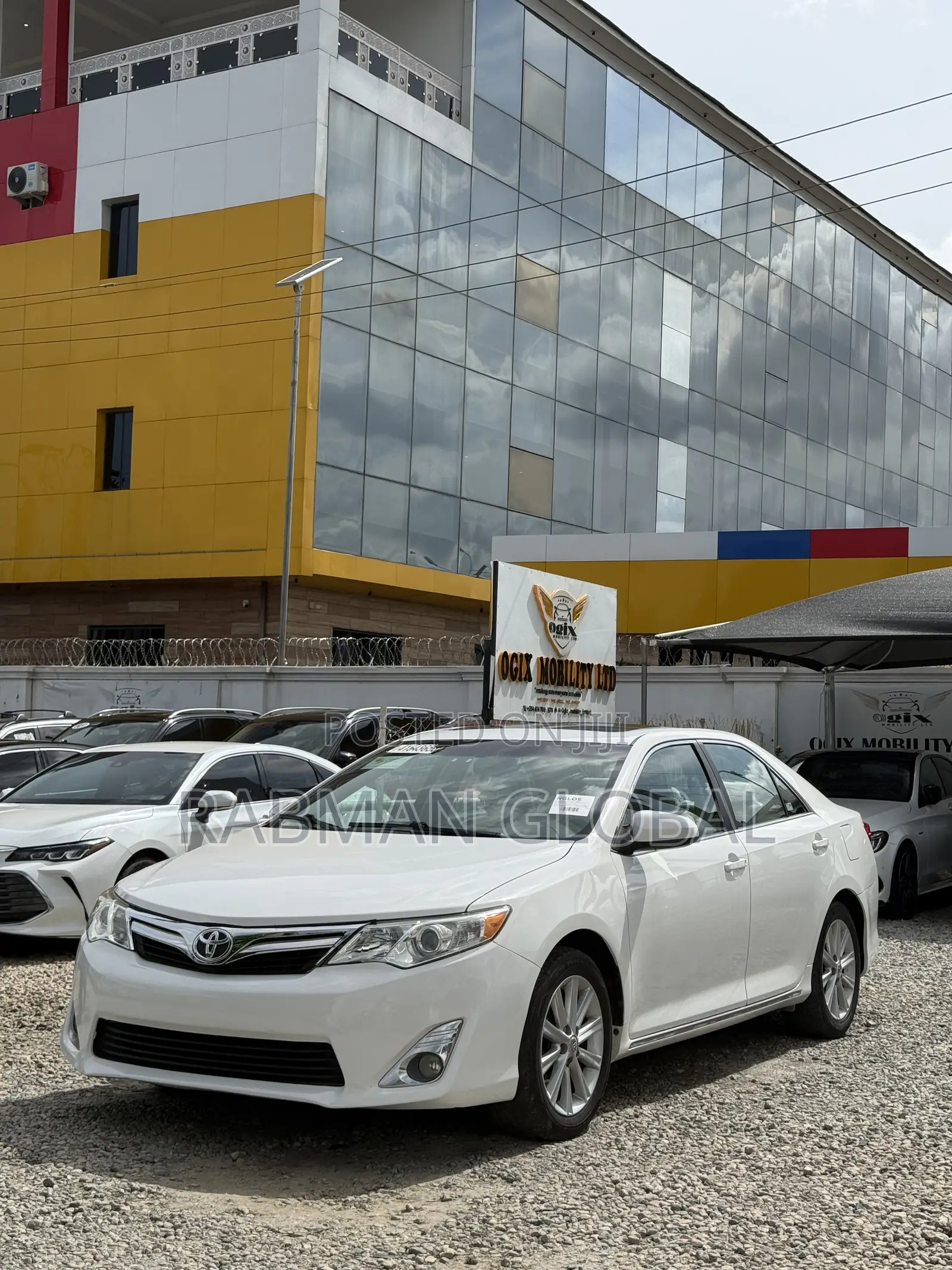 Toyota Camry XLE 4dr Sedan (2.5L 4cyl 6A) 2013 White