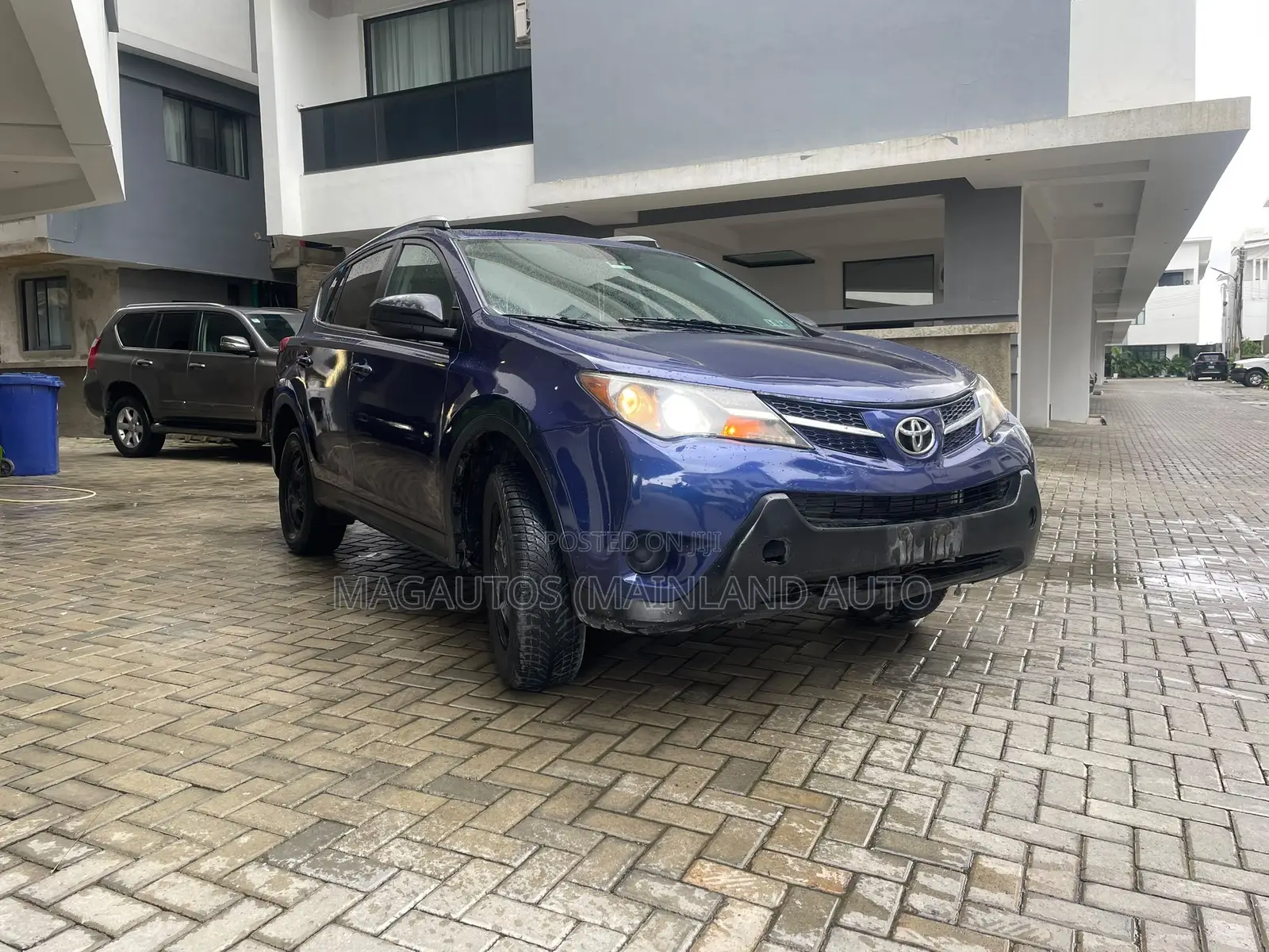 Toyota RAV4 LE FWD (2.5L 4cyl 6A) 2016 Blue