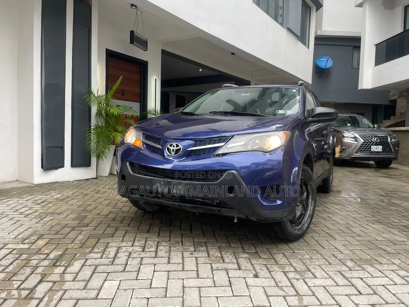 Toyota RAV4 LE FWD (2.5L 4cyl 6A) 2016 Blue
