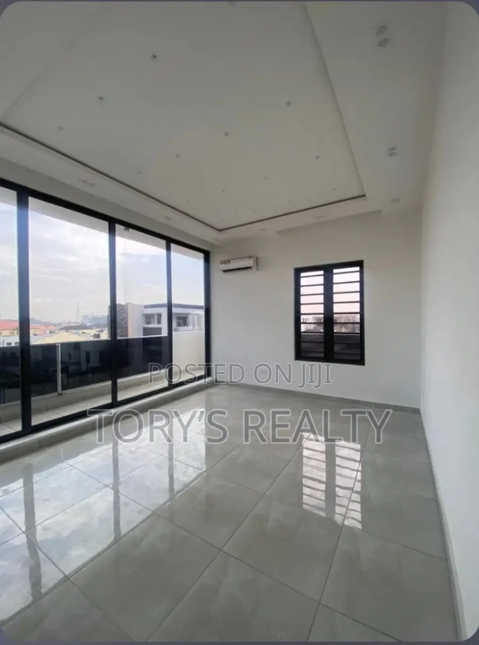 3bdrm Penthouse in Lekki Phase 1 for rent