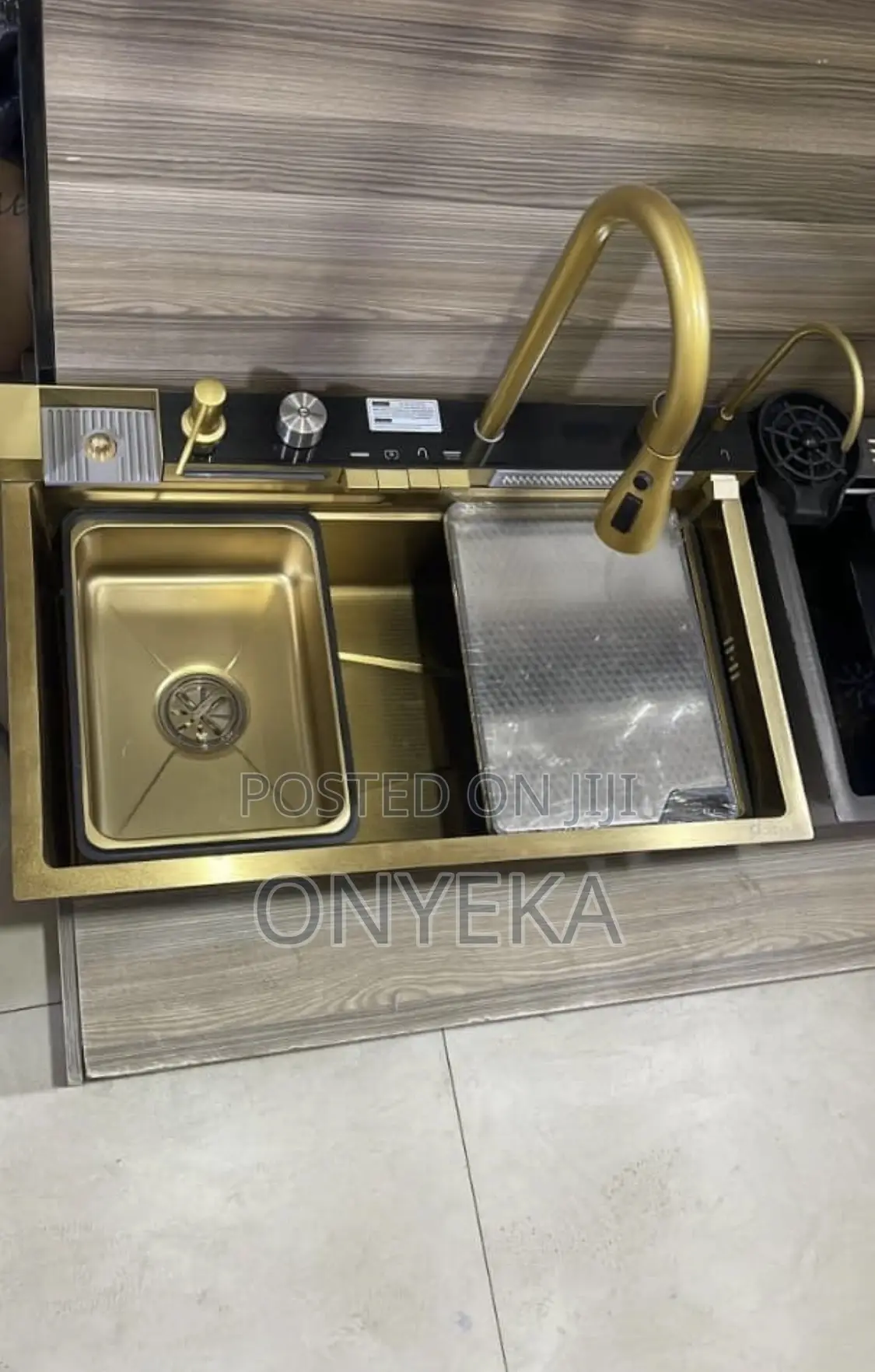 Complete Kitchen Sink With the Faucet