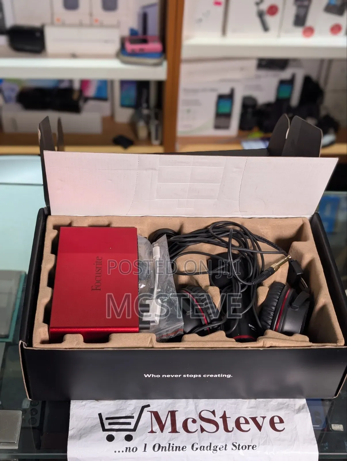 Focusrite Scarlett 2i2 Combo Package With Mic, Headset and Wire