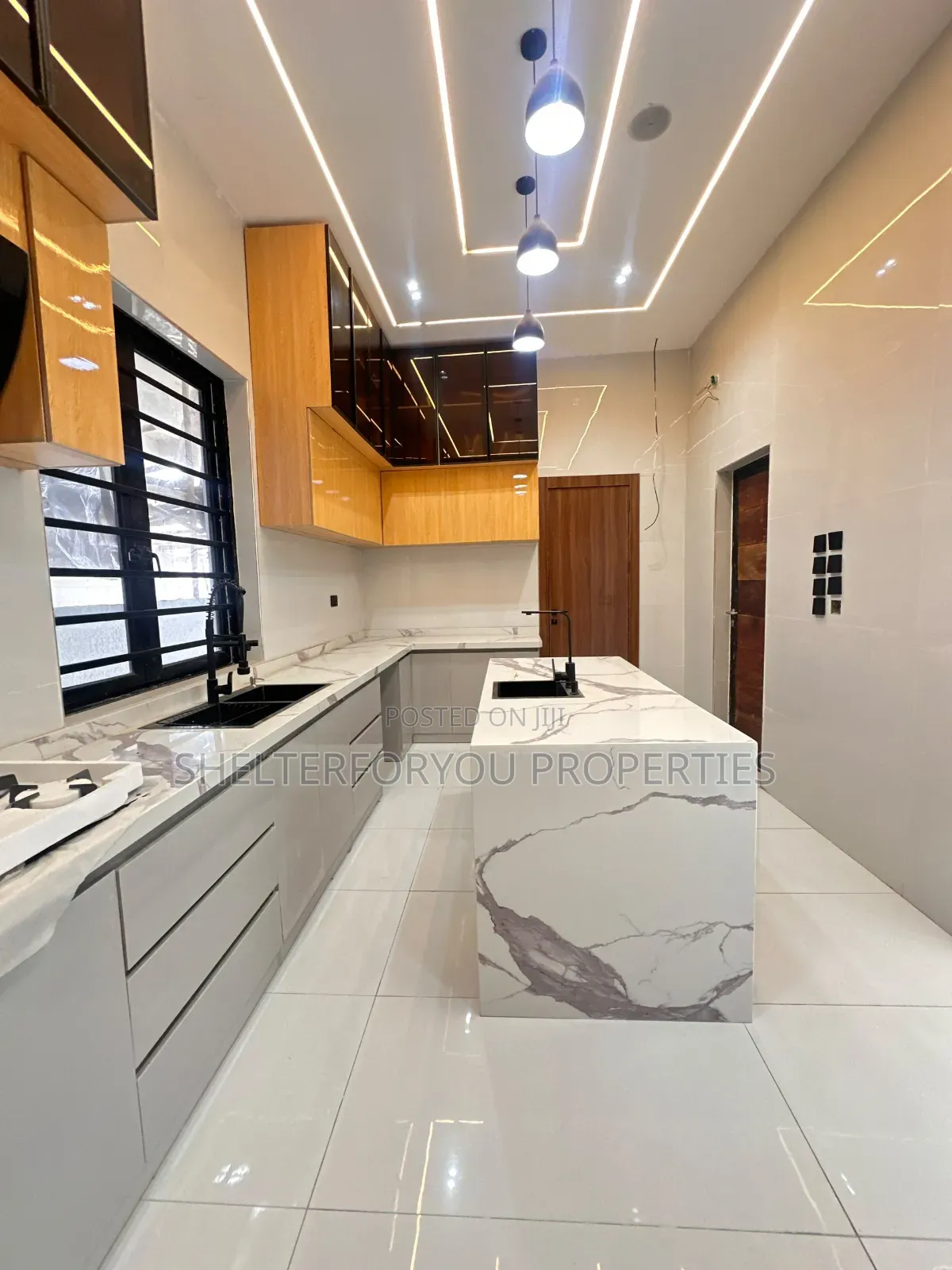 5bdrm Duplex in Off Lekki-Epe Expressway for sale