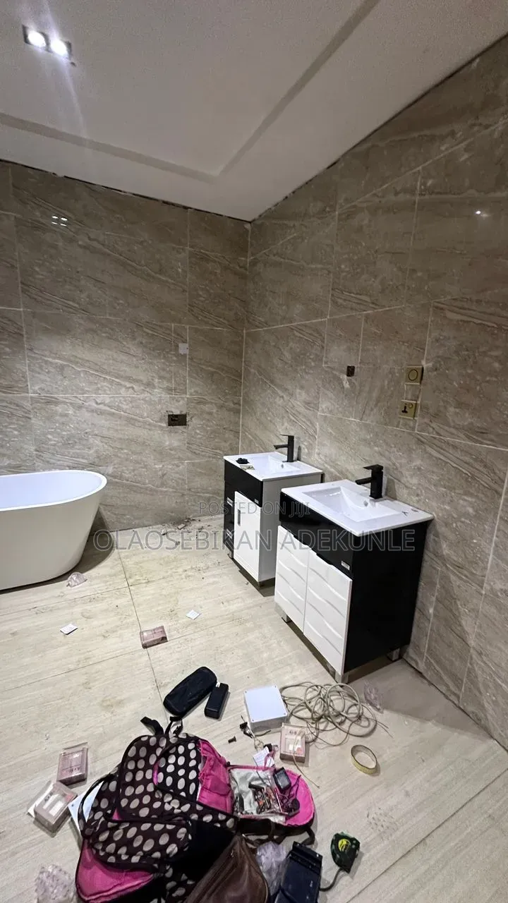 2bdrm Apartment in Admiralty Way Lekki for rent