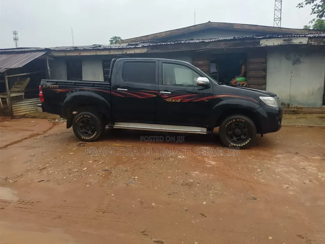 Toyota Hilux 2012 Black