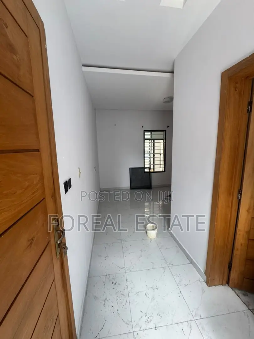 5bdrm Duplex in Chevron for rent