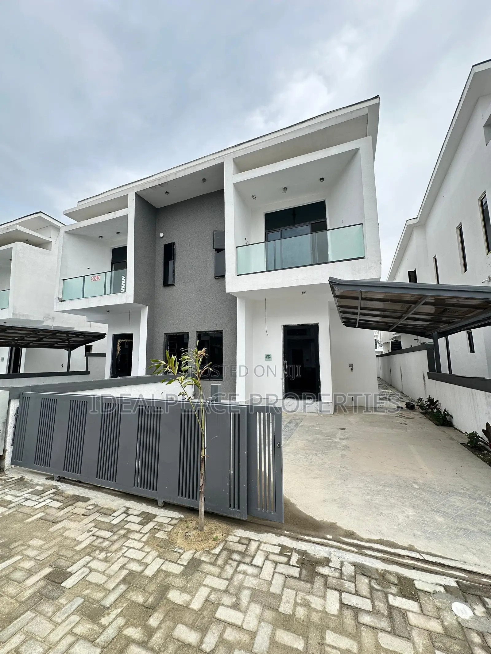 4bdrm Duplex in Lekki Expressway for sale