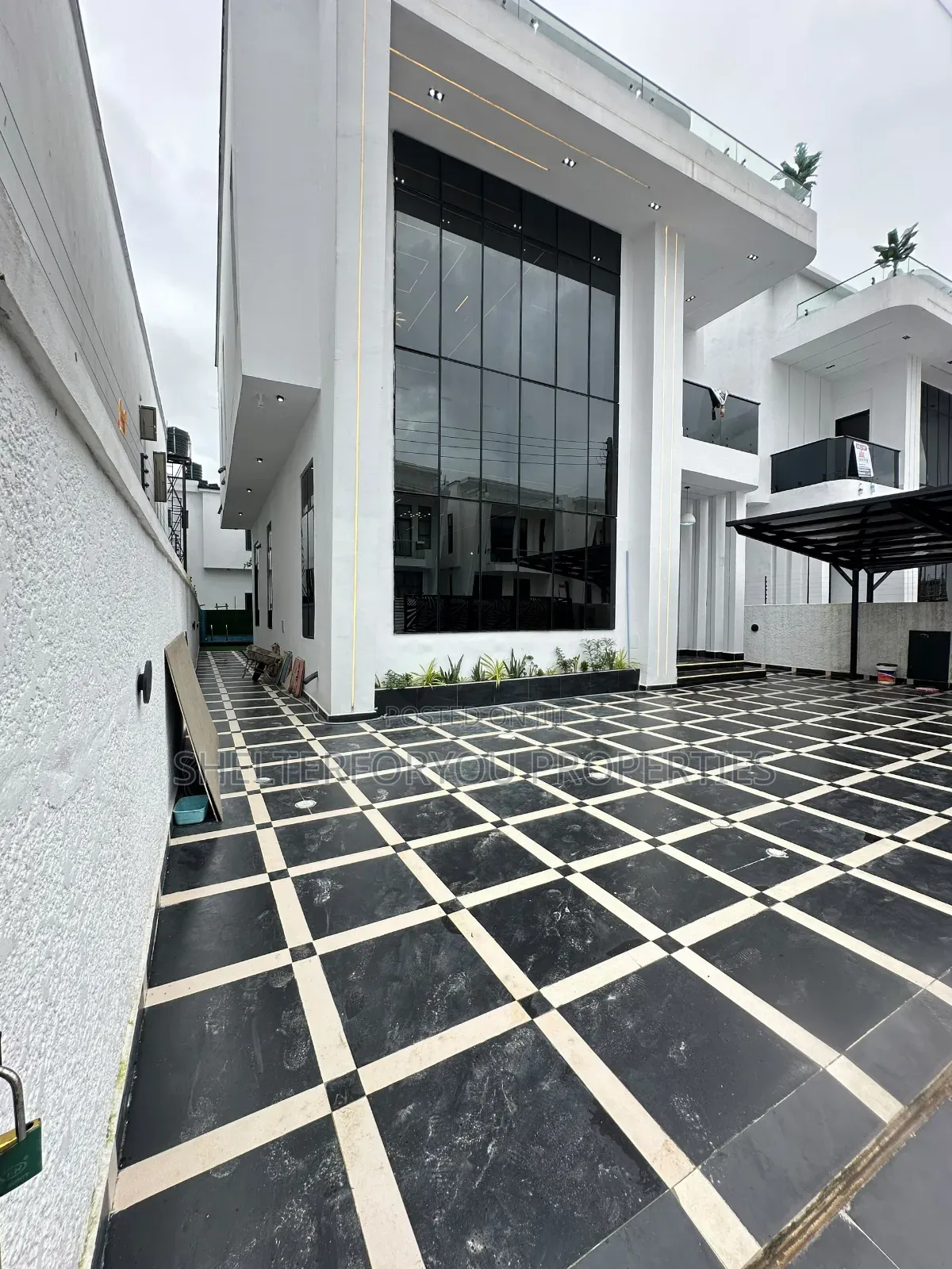 5bdrm Duplex in Off Lekki-Epe Expressway for sale