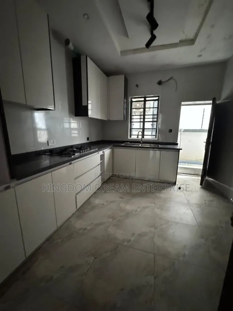 4bdrm Duplex in Ologolo Lekki Lagos for rent