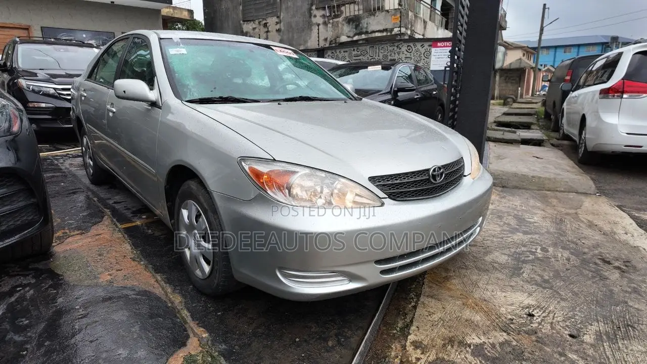 Toyota Camry LE 4dr Sedan (2.4L 4cyl 5M) 2004 Silver