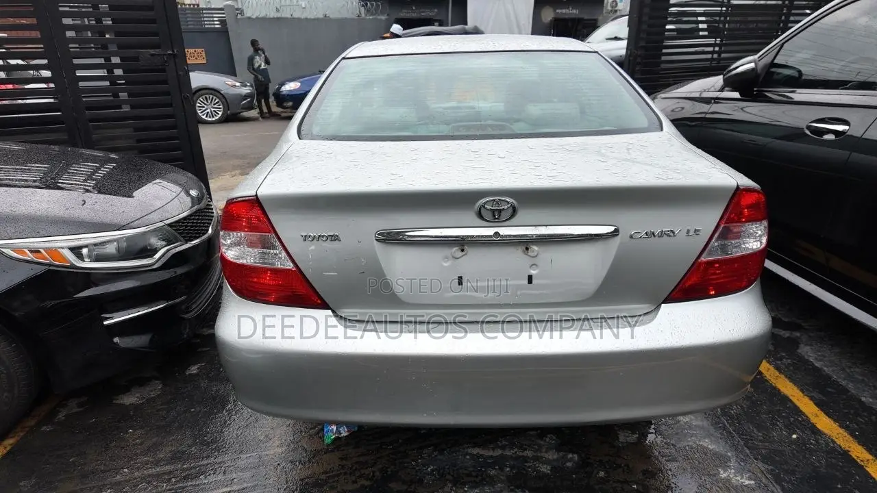 Toyota Camry LE 4dr Sedan (2.4L 4cyl 5M) 2004 Silver