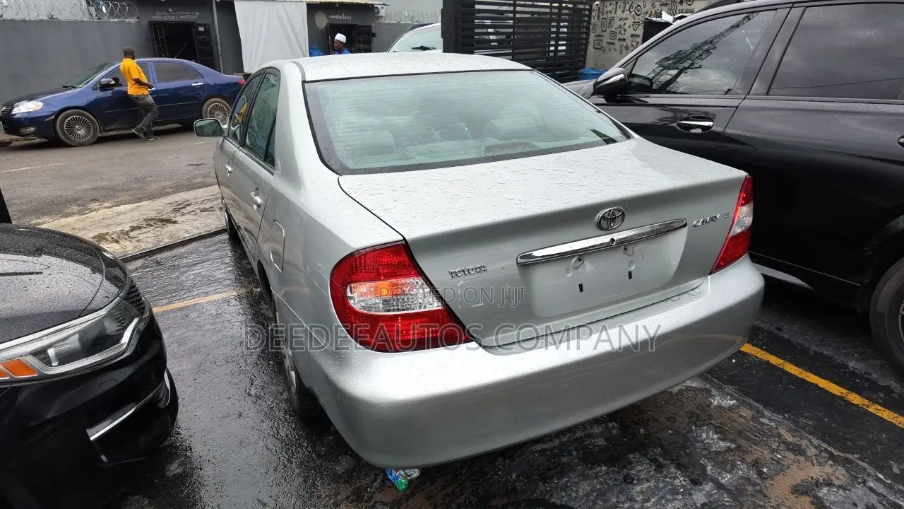 Toyota Camry LE 4dr Sedan (2.4L 4cyl 5M) 2004 Silver