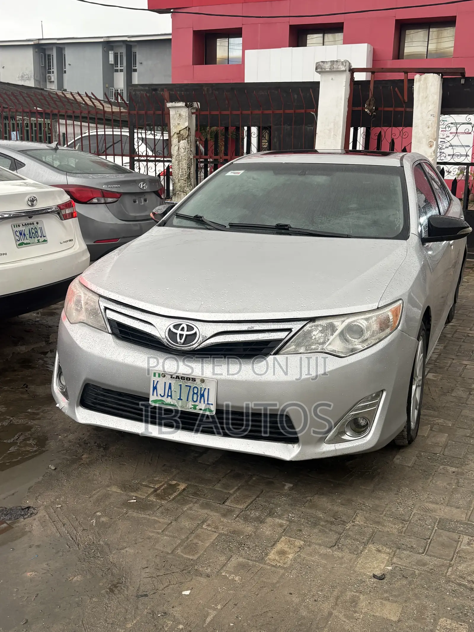 Toyota Camry XLE 4dr Sedan (2.5L 4cyl 6A) 2013 Silver