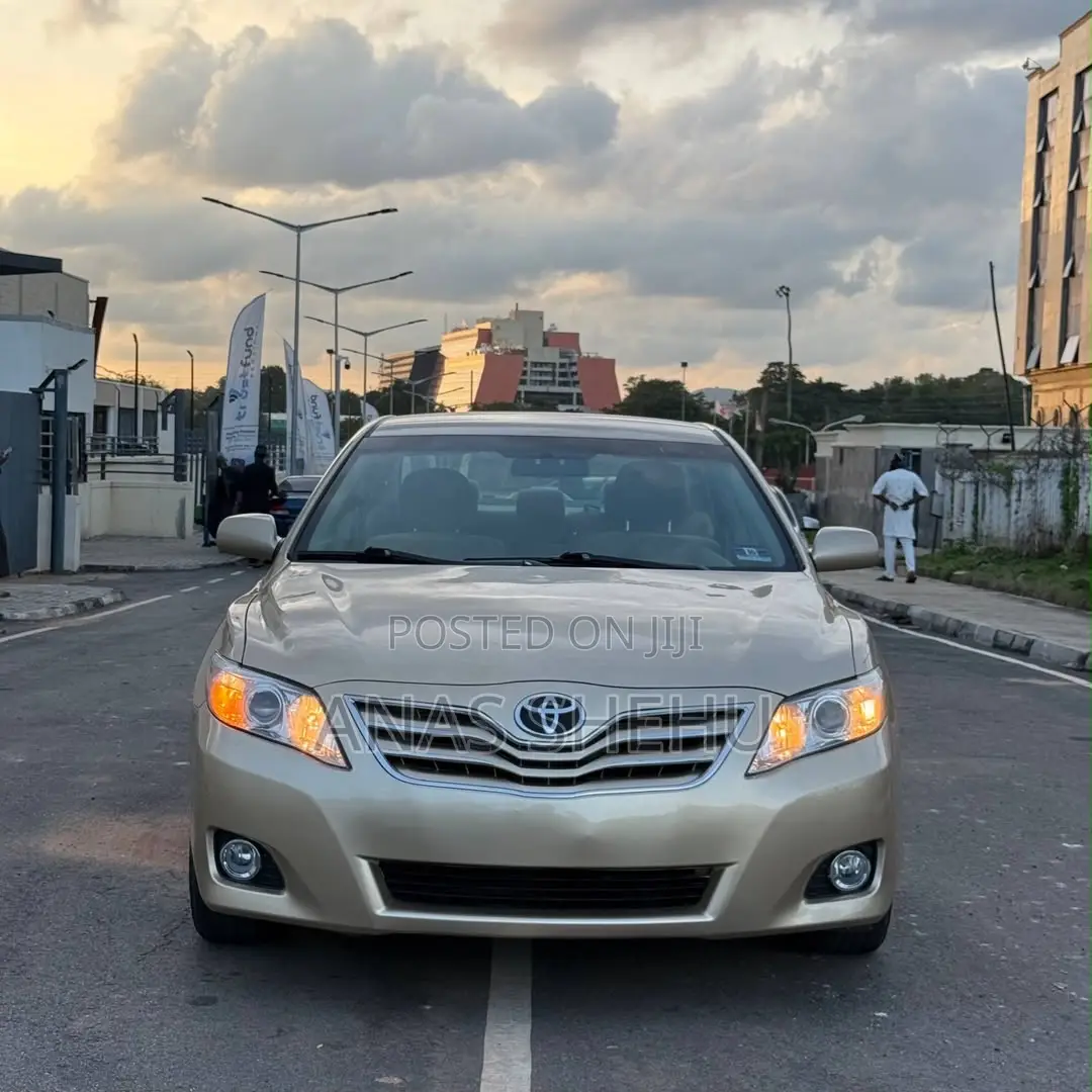 Toyota Camry LE 4dr Sedan (2.5L 4cyl 6A) 2012 Gold