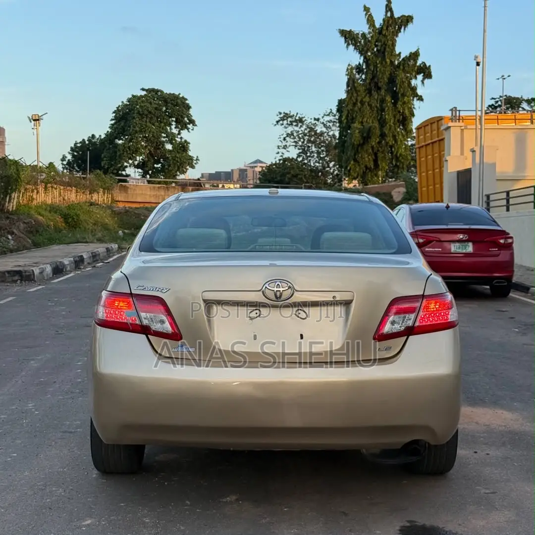 Toyota Camry LE 4dr Sedan (2.5L 4cyl 6A) 2012 Gold