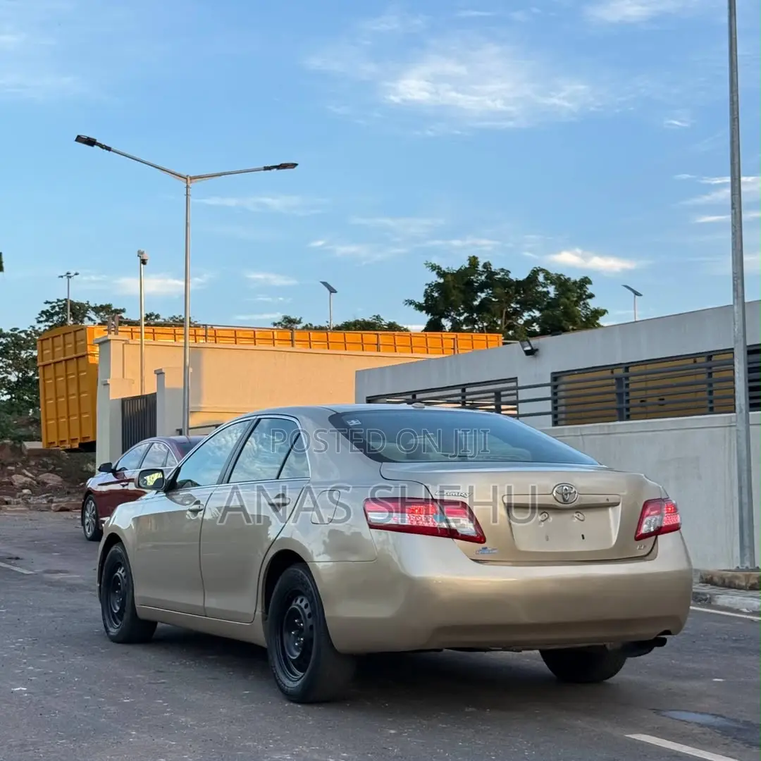 Toyota Camry LE 4dr Sedan (2.5L 4cyl 6A) 2012 Gold