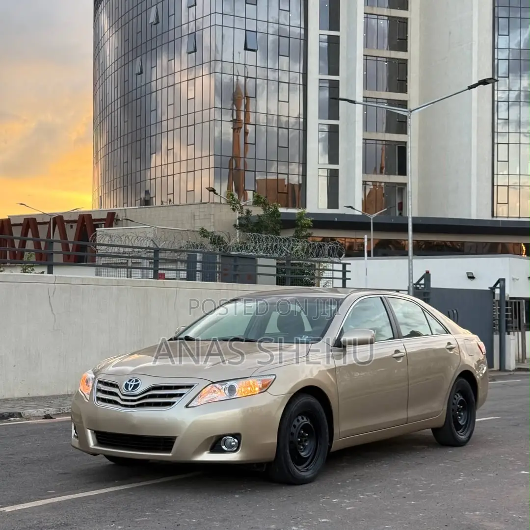 Toyota Camry LE 4dr Sedan (2.5L 4cyl 6A) 2012 Gold