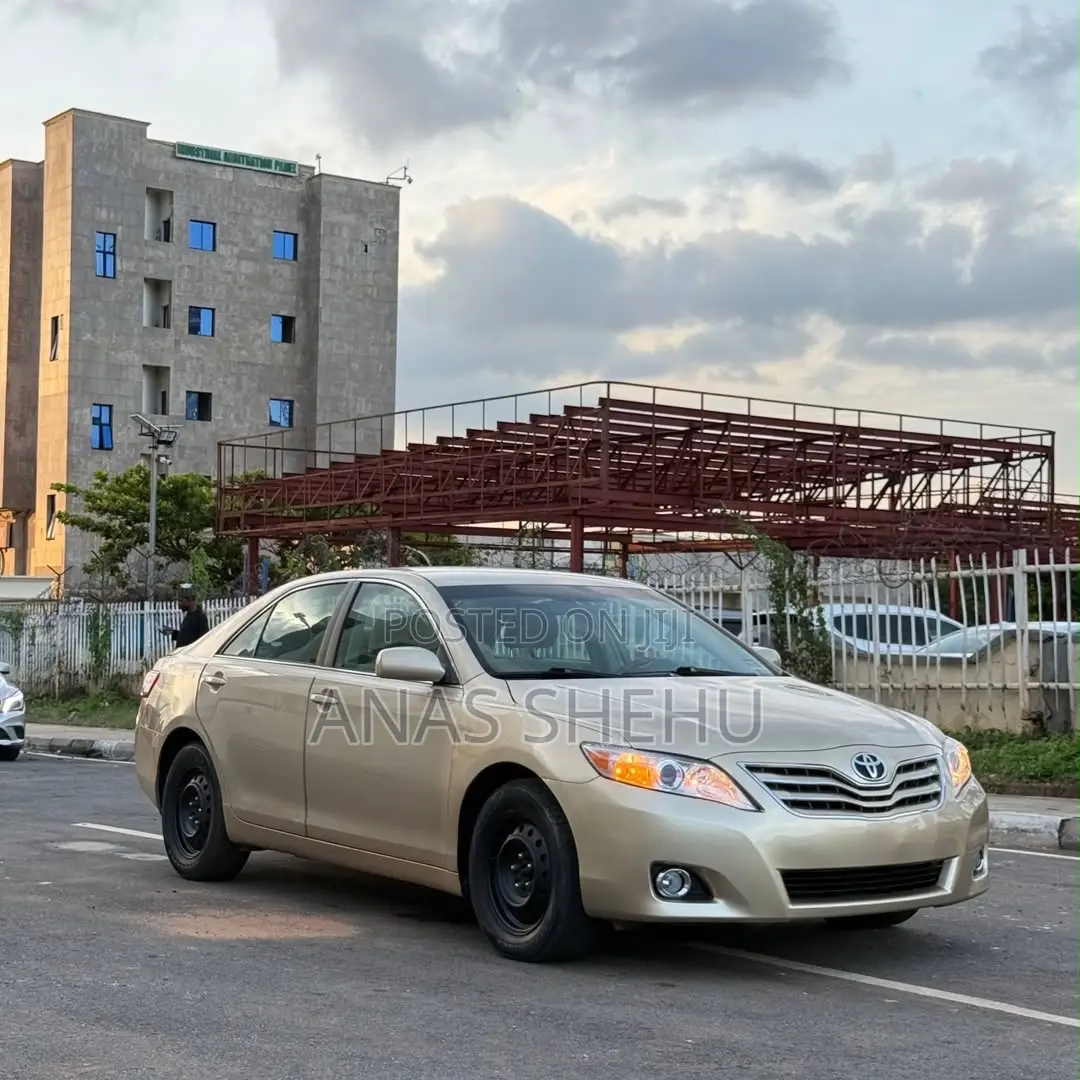Toyota Camry LE 4dr Sedan (2.5L 4cyl 6A) 2012 Gold