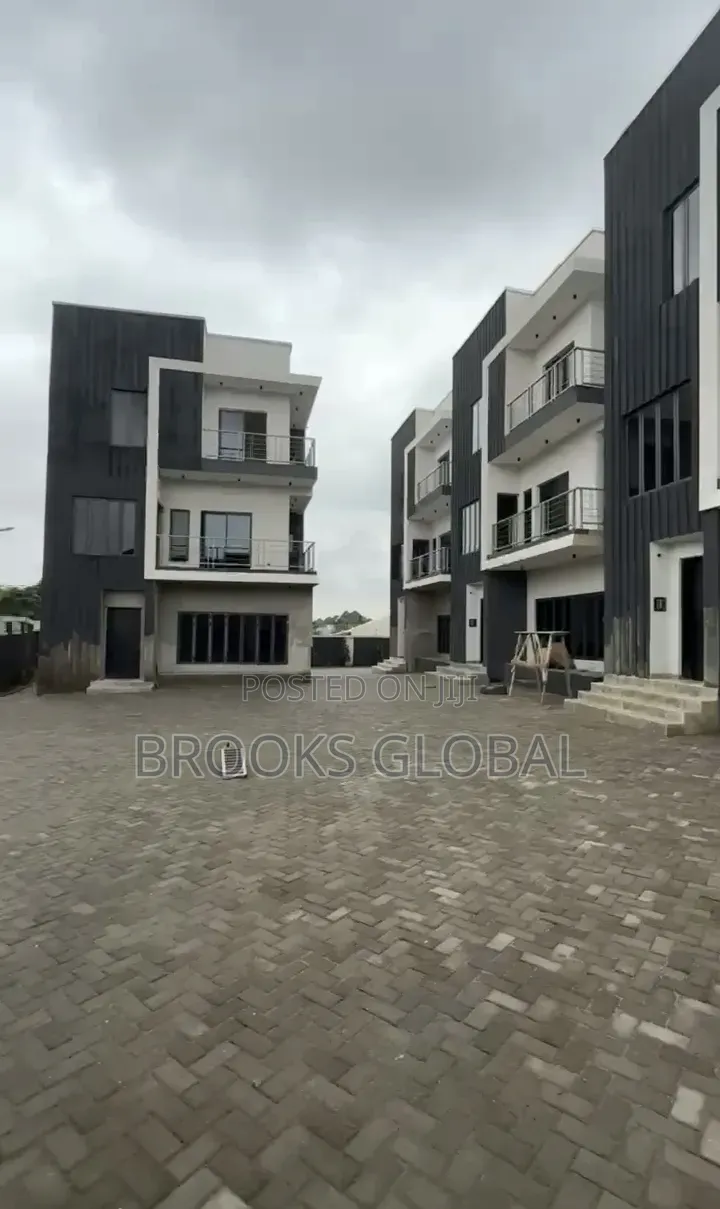 4bdrm Duplex in Karmo for sale