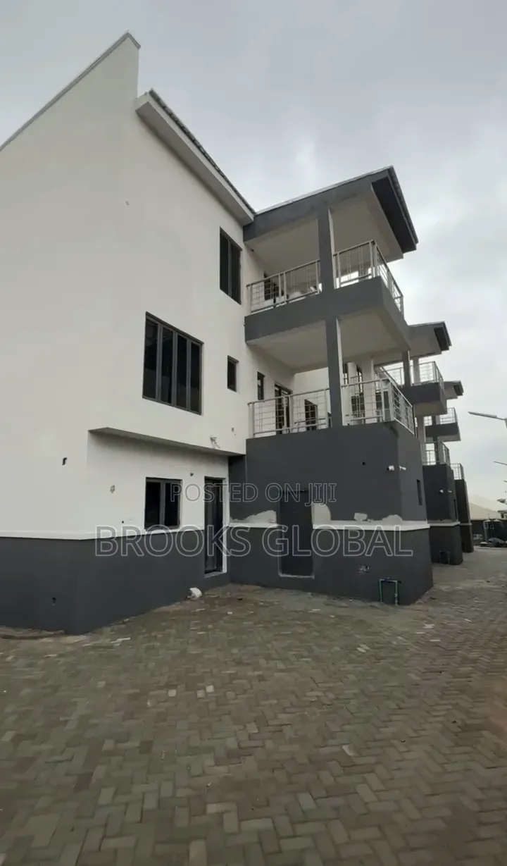 4bdrm Duplex in Karmo for sale