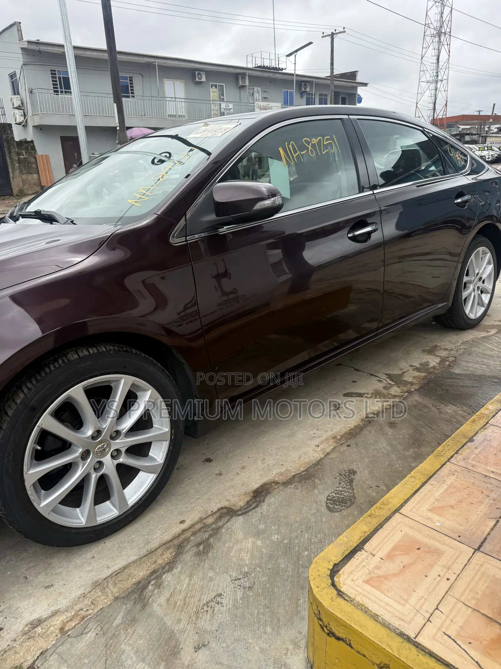 Toyota Avalon XLE Premium Sedan FWD (3.5L 6cyl 6A) 2013 Burgundy