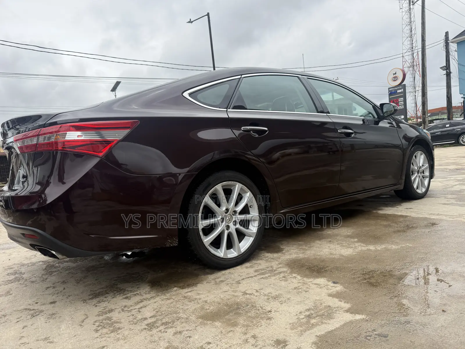 Toyota Avalon XLE Premium Sedan FWD (3.5L 6cyl 6A) 2013 Burgundy