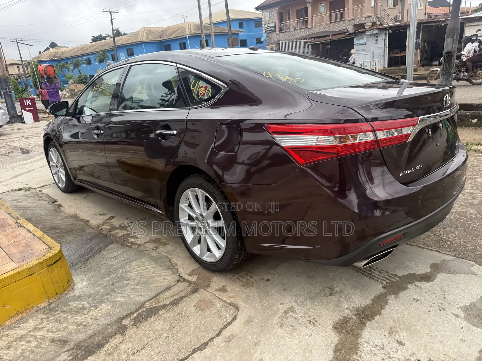 Toyota Avalon XLE Premium Sedan FWD (3.5L 6cyl 6A) 2013 Burgundy
