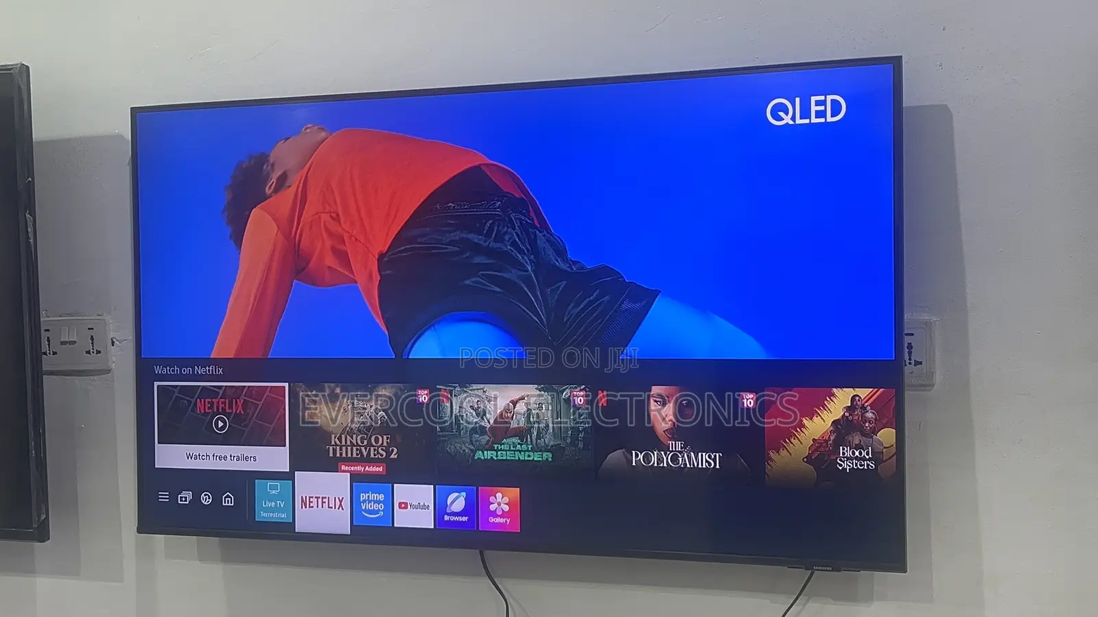 AirSlim 50” SAMSUNG QLED Q74A Smart TV With HDR 10+ Apple AirPlay