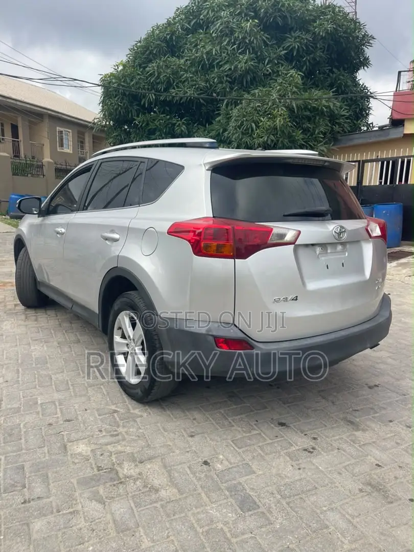 Toyota RAV4 XLE 4dr SUV (2.5L 4cyl 6A) 2014 Silver
