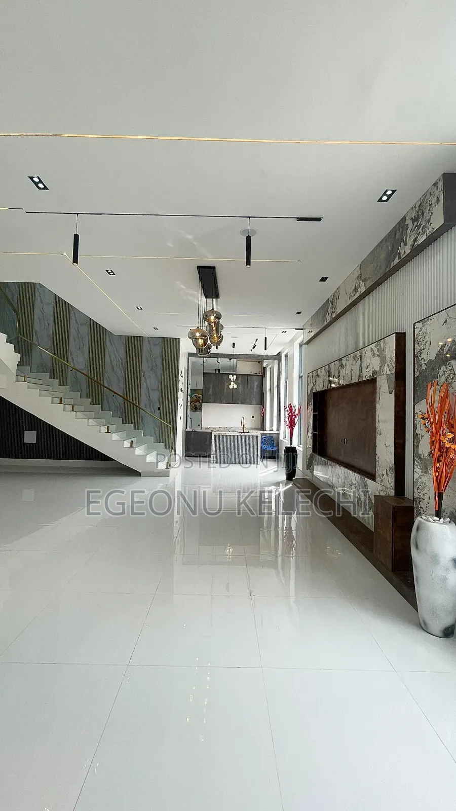 5bdrm Duplex in Chevron for sale