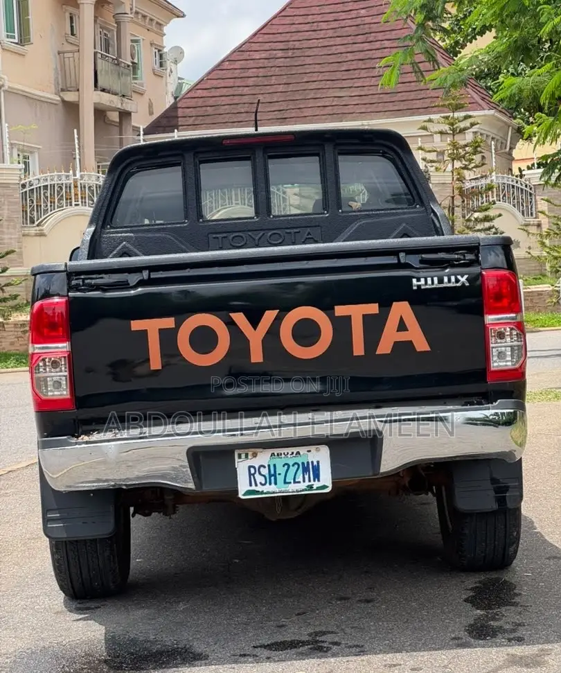 Toyota Hilux 2013 Black
