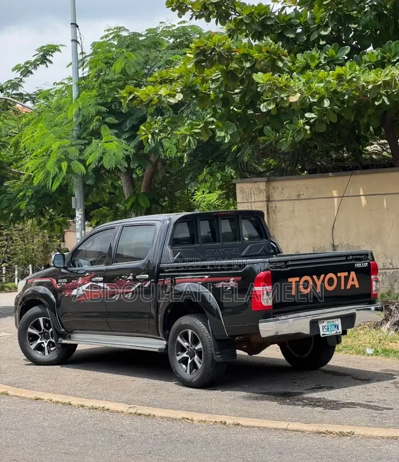 Toyota Hilux 2013 Black