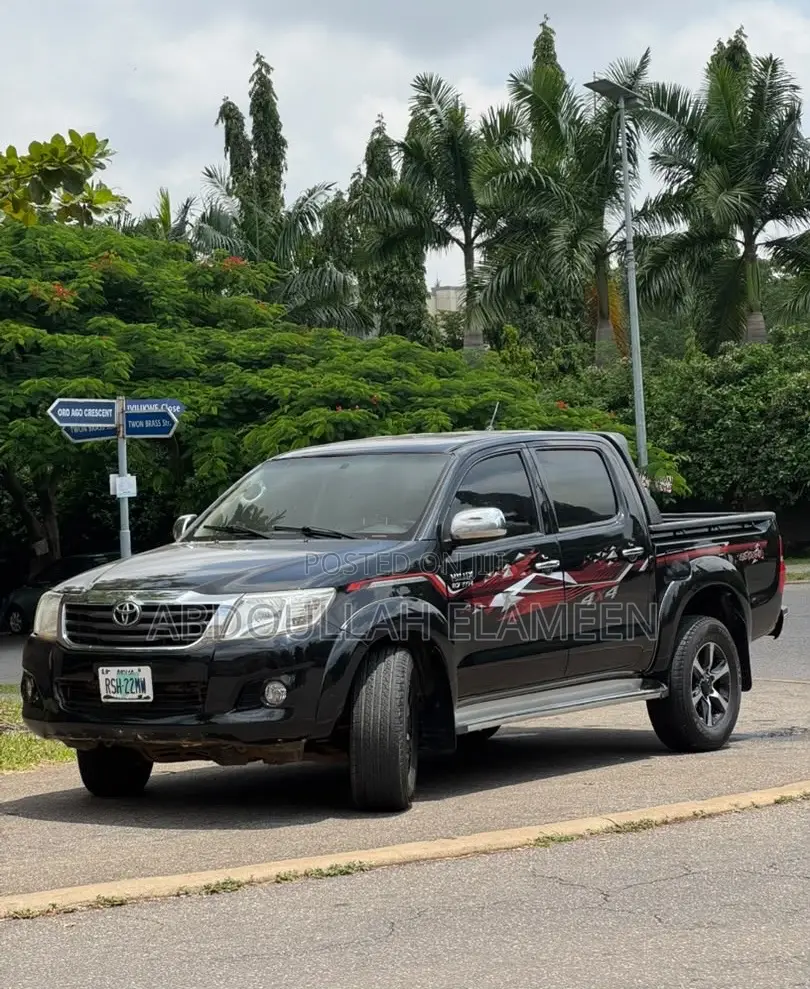 Toyota Hilux 2013 Black