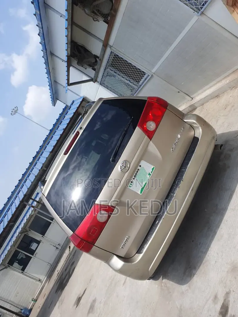 Toyota Sienna 2005 Gold