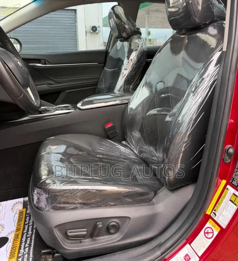 Toyota Camry XLE V6 (3.5L V6 8A) 2019 Red