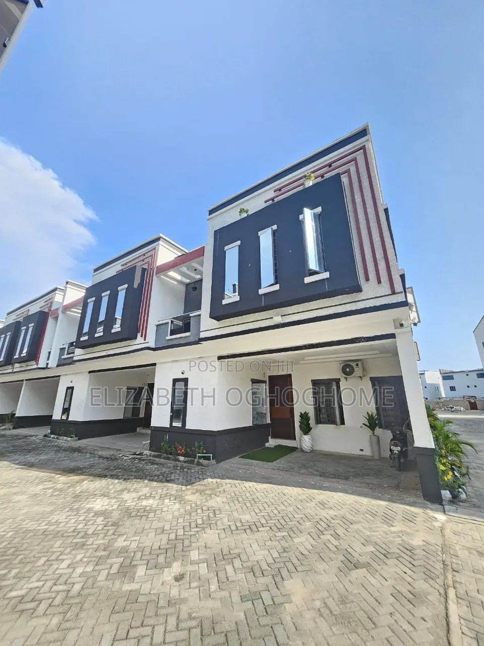 4bdrm Duplex in Lafiaji for sale