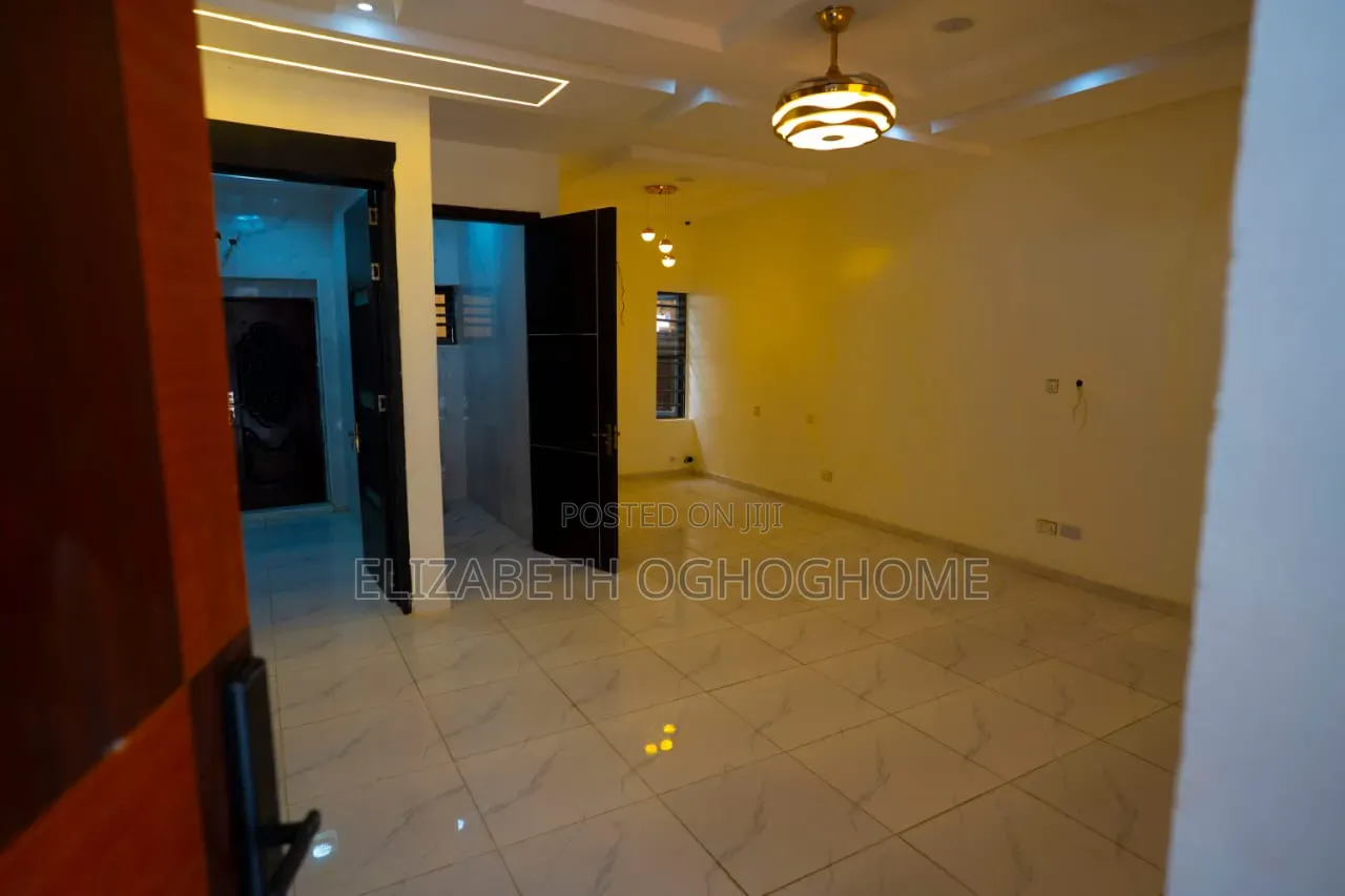 4bdrm Duplex in Lafiaji for sale