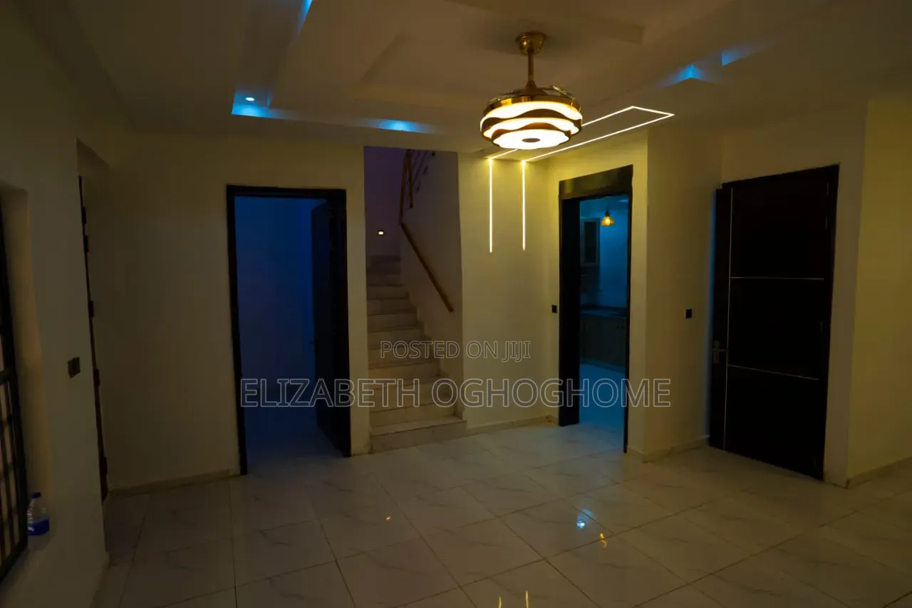 4bdrm Duplex in Lafiaji for sale
