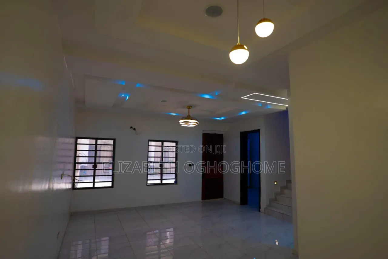 4bdrm Duplex in Lafiaji for sale