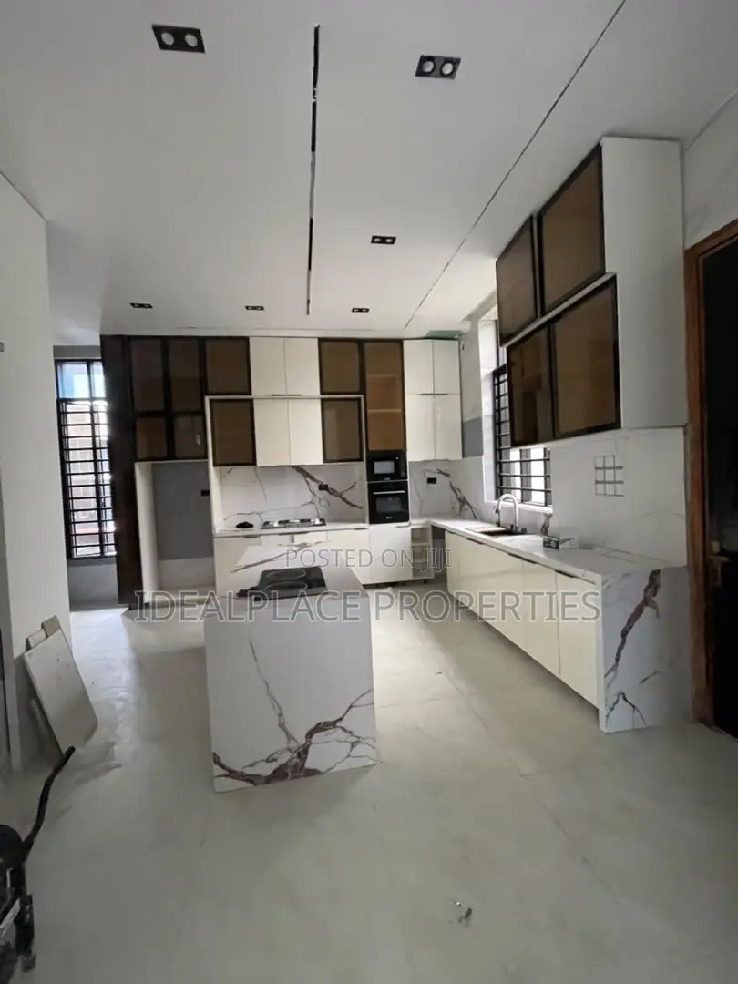 5bdrm Duplex in Chevron for sale