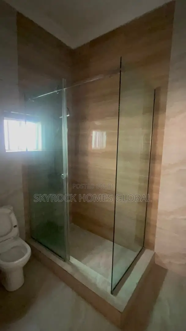 3bdrm Apartment in Lekki Phase 1 for rent