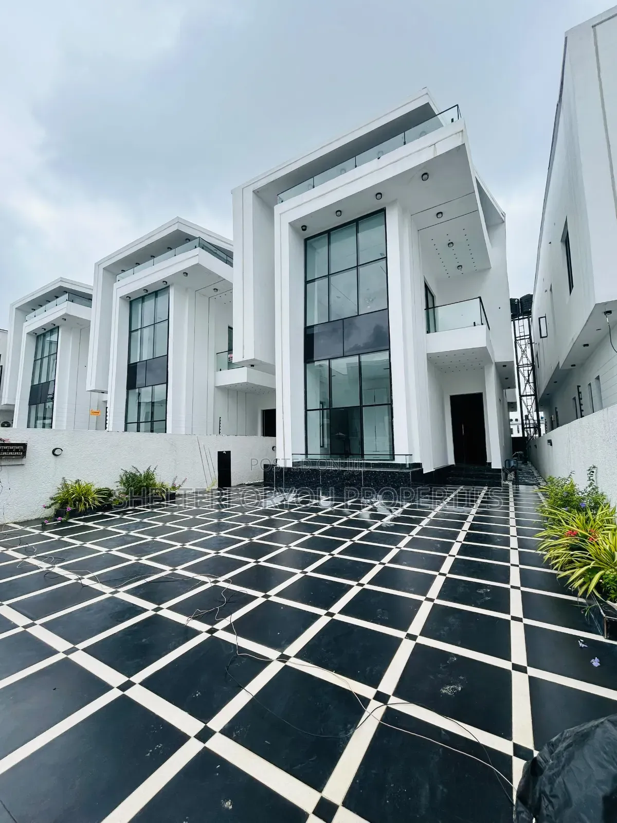 5bdrm House in Off Lekki-Epe Expressway for sale