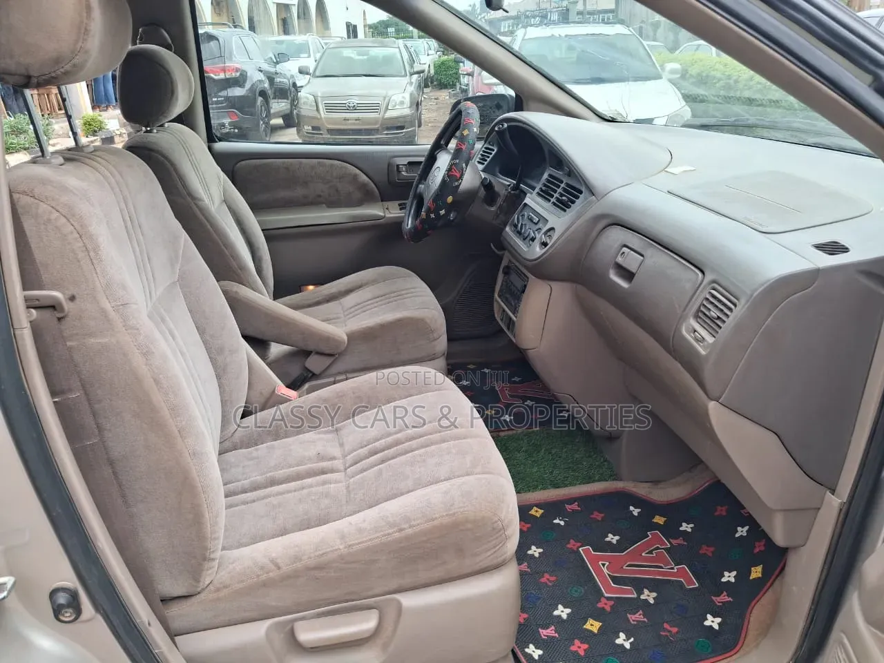 Toyota Sienna LE 2002 Gold